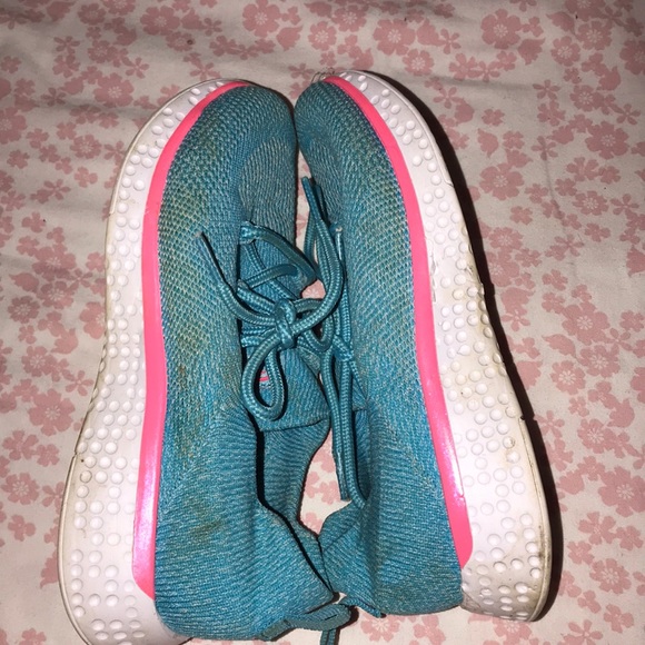 These are some kids shoes - Picture 3 of 3